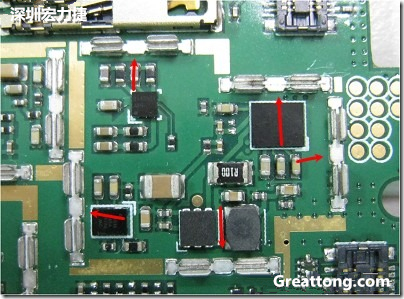 圖中顯示一塊電路板使用這種屏蔽夾(shielding clip)的實例?；旧衔覀冊趶澖堑牡胤蕉荚O(shè)計擺放了一個屏蔽夾，這樣可以讓作業(yè)員比較方便安裝屏蔽罩(shielding can)時的對位準確。然后在其他沒有屏蔽夾的地方也設(shè)計了一些接地的布線，一來可以稍微提升屏蔽罩的電磁隔絕能力，另一方面也可以為屏蔽夾無效時，馬上可以更改為屏蔽框，而無需要重新設(shè)計電路板。